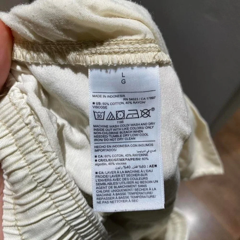 Old Navy cream cargo pants Size L